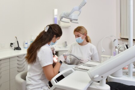Modernes Behandlungszimmer mit neuester Technik – Zahnarztpraxis Popova