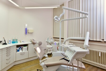 Modernes Behandlungszimmer mit neuester Technik – Zahnarztpraxis Popova